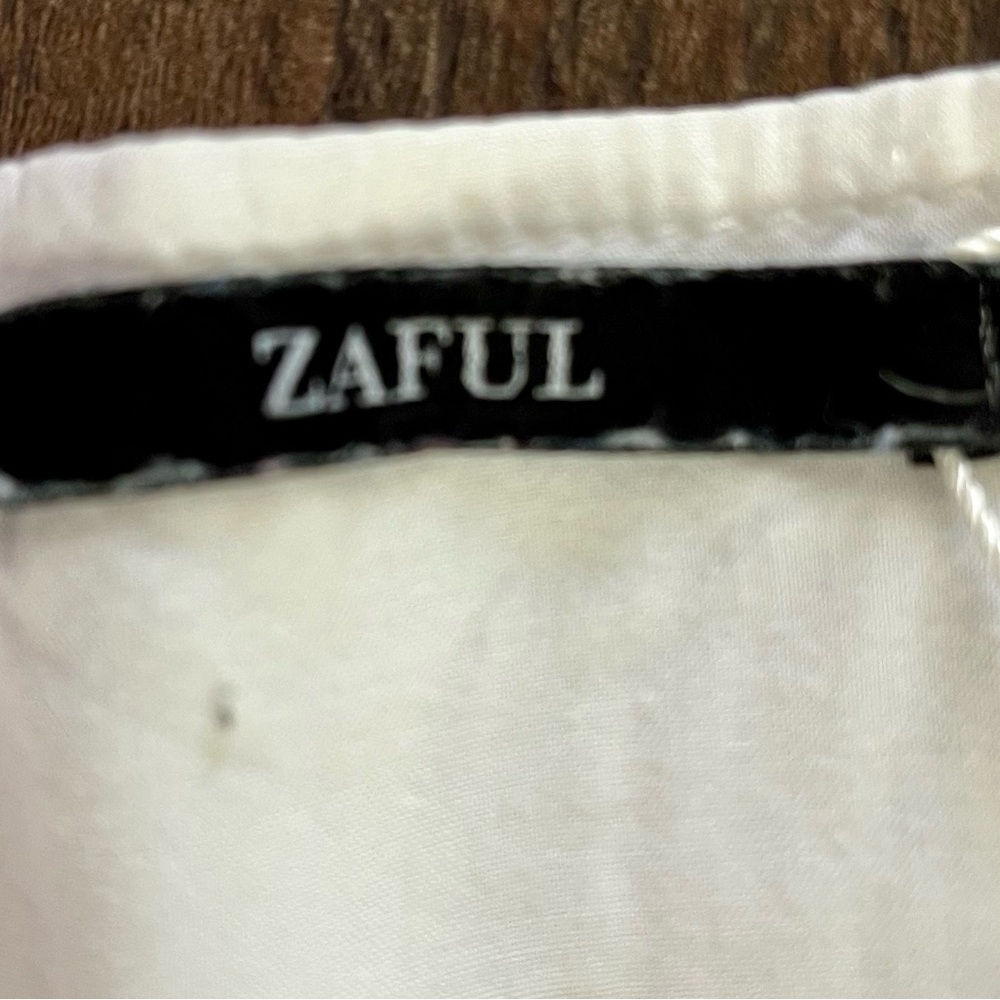 Zaful White Top with Black Logo Neck Label - Picture 9 of 10